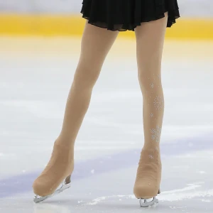 tävlingsstrumpbyxor till konståkning⛸️💗 - Ett par tävlingsstrumpbyxor med kristaller till konståkning som går över hela skridskon och knäppes under!⛸️ Använd på tre tävlingar men köpte nya då jag inte gillar modellen när jag tävlar.🥲 Finns några hål och maskor men inget som syns när man är på isen!😻Tror de är i XS 