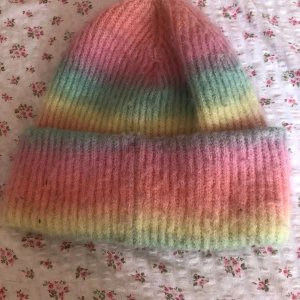 Rengbågig mössa💞 - Fin regnbågig mössa som värmer bra när det är kallt ute😍