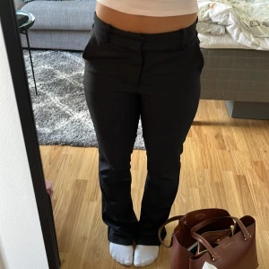 kostymbyxor - jätte fina kostymbyxor från bikbok i storleken 36 något slitna längst ner då dom varit lite långa på mej men inget som man stör sej på säljer då de inte kommer till användning längre! skriv vid mått eller frågor! de är i modellen vilma💗