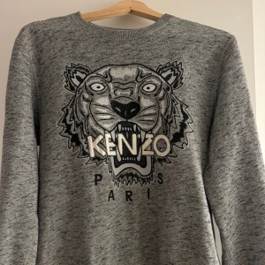 Kenzo tröja - Äkta kenzo tröja som varit väl använd och en lapp som man ser på bild är urtvättad. Kan skicka fler bilder om det behövs.
