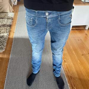 Säljer nu dessa ljusblåa replay jeans i nyskick, säljer dem då dem är för små för mig men jeansen är i väldigt bra skick, priset kan diskuteras vid snabb affär