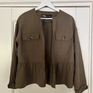 Jacka  - Jacka/kofta från zara i stl S! Den är mörkgrön men syns lite dåligt på bild. Knappt använd 