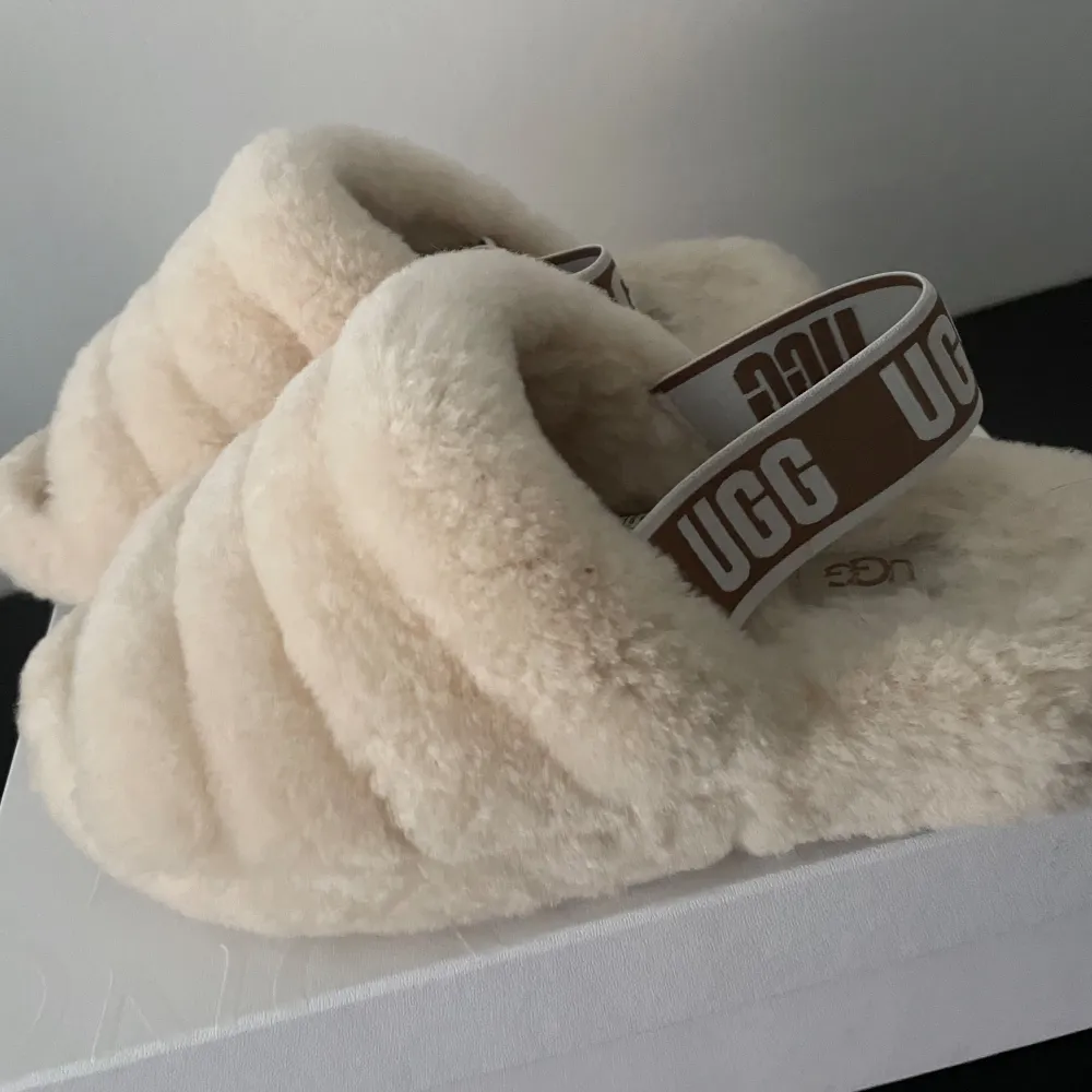 Jätte sköna uggs tofflor svårt att hitta på nätet, har mest stått på rummet utan att användas. Utan slit eller defekter . Skor.