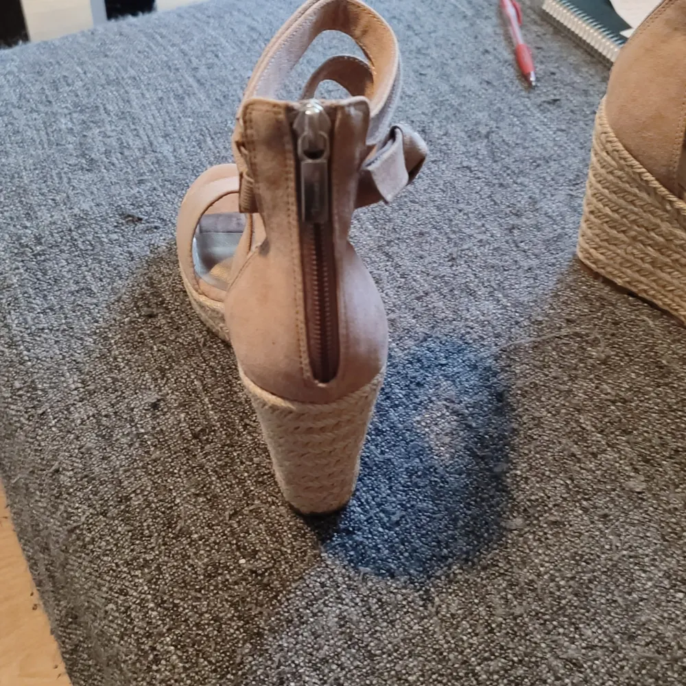 Wedges from Tamaris size 38  Worn twice but in very good condition  Beige/pepper  No original box  Insole 24cm  Heel ca 9cm . Skor.