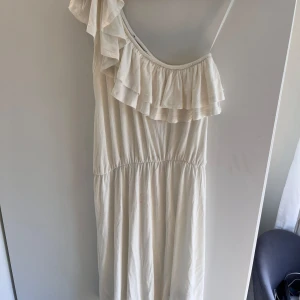 Klänning - Säljer denna super söta klänningen som är helt oanvänd då den helt enkelt inte kommer till använding. 