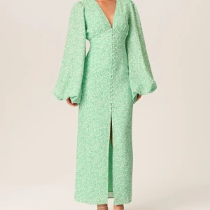 Adoore klänning  - Säljer nu min super fina klänning från adoore som inte kommer till användning. Använd 1 gång endast. Knappen längst ned har gått sönder men jag kan sy på den innan jag postar den🩷