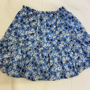 Kjol från Zara - Söt barnkjol från Zara i fint skick. Sparsamt använd. 