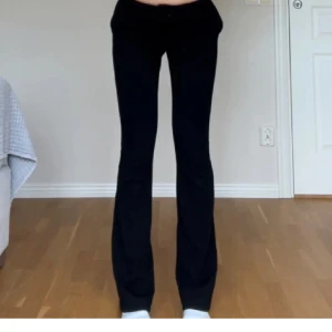 Lågmidjade kostymbyxor  - Säljer dessa lågmidjade kostymbyxor köpta på plick💗 midjemåttet är 35cm+ stretch och innerbenslängden är 83cm. Bilderna är från föra ägaren 