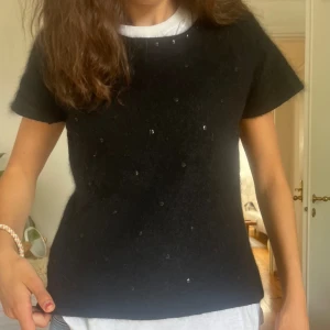 Fluffig kortärmad stickad tröja med paljetter - Stickad t-shirt i perfekt skick! Inga noppror eller defekter❤️ Mjukt material med glitterpaljetter❤️ 