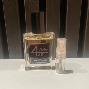 Niche 4 all honey tobacco - En fantastisk parfym från ett svenskt parfym märke. Honey tobacco är en bra vinter parfym som är inspirerad av Naxos xerjoff.