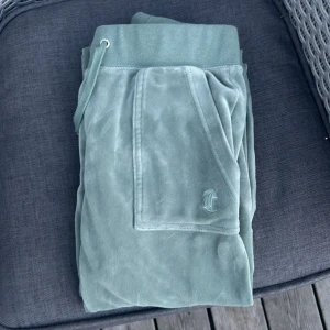 Juicy byxor - Säljer mina gröna juicy byxor i storlek xxs då jag inte har någon användning ut av de. Säljer för 550 original pris är 1200kr