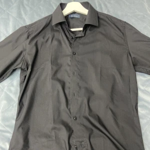 Svart satin skjorta - Svart satin skjorta, Perfekt skick storlek L Kostym skjorta men kan användas vardagligt