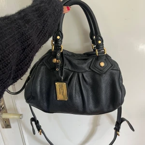 Marc Jacobs väska - Säljer min älsklings väska som jag köpte från Vestiaire collective förra året för 3000💓jätte bra skick men det syns att den inte är helt ny såklart. Lite repig på taggen tex. Hoppas nån vill ge väskan ett nytt hem 💓classic q Model i mindre storleken