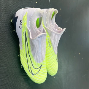 Fotbollsskor i storlek 41 använda 2 gånger bra kvalitet. - Storlek41 Väldigt bra kvalitet. Använda fåtal gånger.