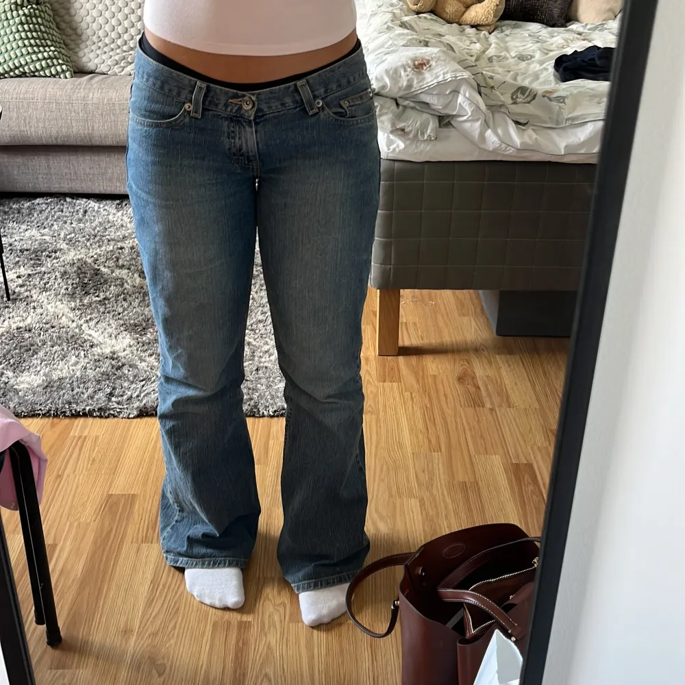 intressekoll på mina as snygga lowwaisted bootcut calvin klein jeans som är köpte på en second hand i Frankrike för ca 600kr då de är lite för stora💕 inga tecken på slitage skriv flr fler bilder frågor eller mått!. Jeans & Byxor.