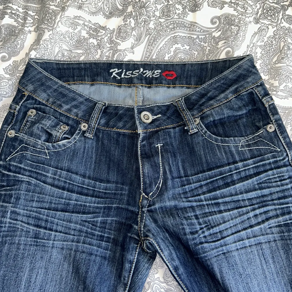 Mina gamla favvo jeans, säljer då dem inte är min stil längre💗Står L i byxorna men den passar bra på mig som brukar ha storlek 27/xs typ💗Från märket Kiss Me. Jeans & Byxor.