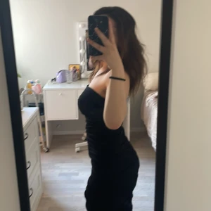 Klänning  - Säljer min klänning som jag köpte på NewYorker hade på mig den på skolavslutningen och den har inte används sen dess. Den har som en ”scrunch” på baksidan