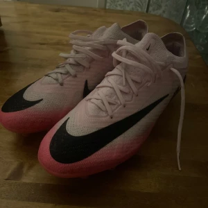 Nike mercurial  - Skick 9,5/10 använda 1 gång säljer dessa skor för att dem är för stora, inte en skråma på skorna, privat för fler bilder, köpta för 3500.