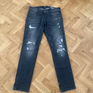 Replay anbass jeans - Säljer nu ett par snygga och trendiga replay anbass jeans då de tyvärr inte passar mig. Jeansen är nästan nyskick då jag använde jeansen endast ett fåtal gånger. Nypris 1800, mitt pris 600kr! 