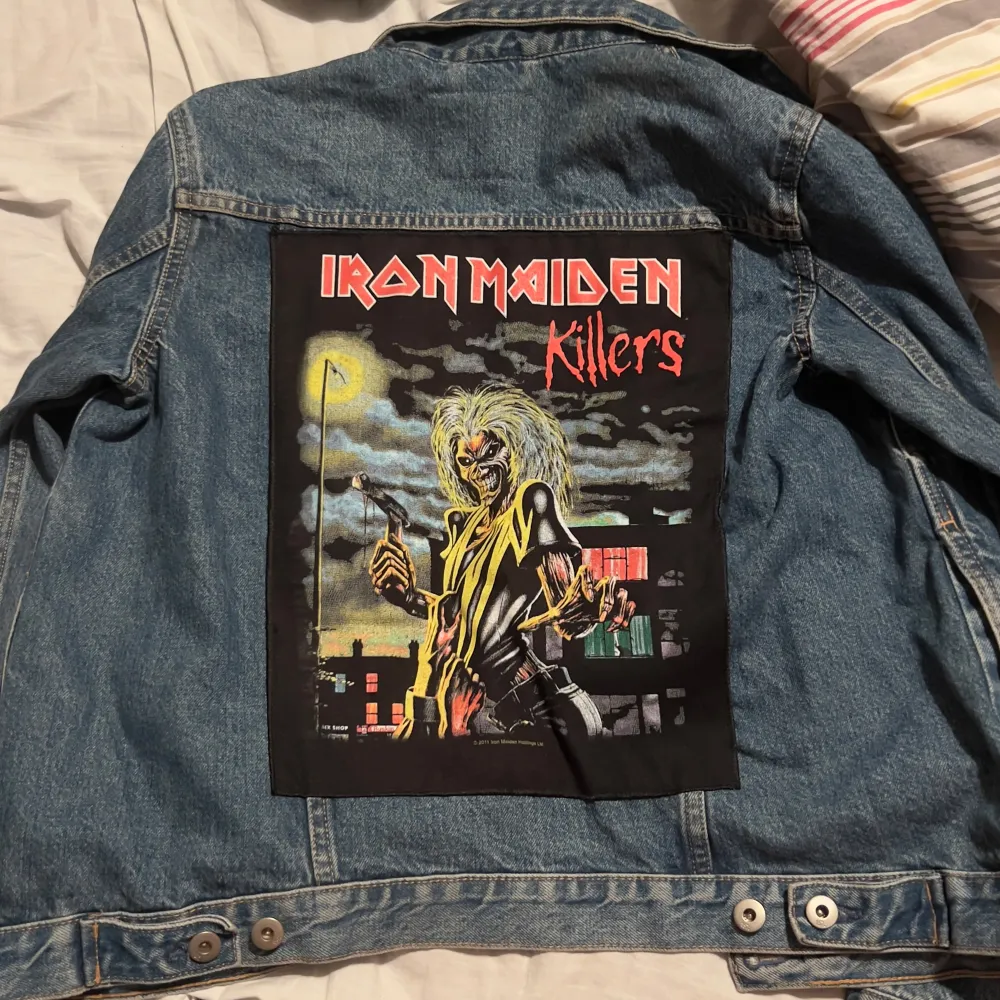 säljer nu min fina battle jacket jag gjort själv 🫶den är i gott skick (använd fåtal gånger) och har flera patches samt pins med metalband!. Jackor.