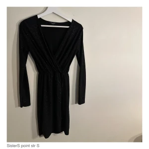 Svart klänning från SisterS point str S - Söt klänning från SisterS point i str S. Bra skick. 
