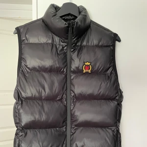 Väst - Riktigt snygg svart väst från siksilk använt max 5 gånger den är som nyskick västen har riktigt snyggt glans som är väldigt populärt storleken i jackan är Xs men sitter som S passar dig mellan 170-178 Dm för frågor  ❗️Snabb affär 300kr blankt❗️