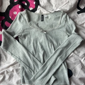 topp - jätte söt grå topp från hm med en rosett där fram🌺🌺