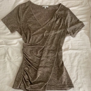 Snygg festtopp - Guldig topp i super skönt material sitter najs på najs på ghäda 