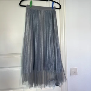 Kjol - Knappt använd så i fint skick. Resår i midjan. Frakt tillkommer.