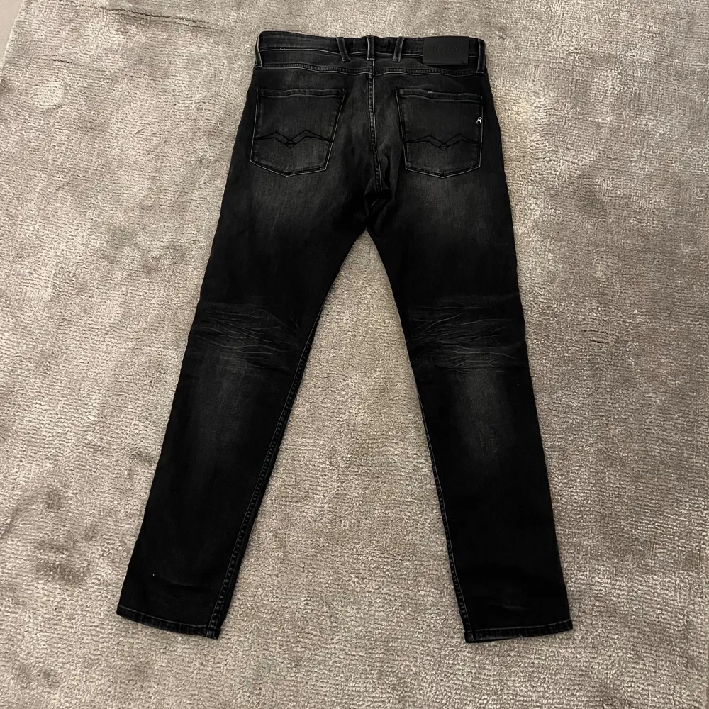 Säljer nu mina snygga replay jeans. Jeansen är i toppskick och endast använda några få gånger. Nypris ligger runt 1899. Jeans & Byxor.