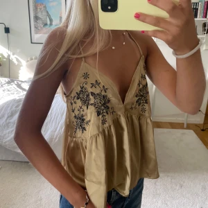 Guldig topp - Såå himla fint guldigt linne med glittriga broderier från Zara💕Pris kan diskuteras🤗