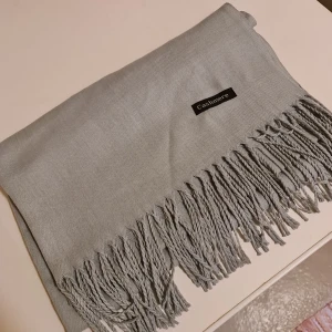 Mjukt sjal - Ny skick. Pashmina sjal helt ny inte använt. Mått 200*70cm.   Tvätt: Handtvätt. Material Akryl, cashmere.    