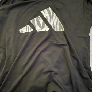 Träningströja ( adidas) - En svart adidas tränings tröja, adidas märket är grått/vitt, den är lite Baggy