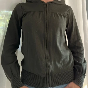Grön zip-up! - Jättefin grön tröja med dragkedja!  Den har superfina detaljer, ballong-ärmar, och luva. Storlek M men passar även en S.