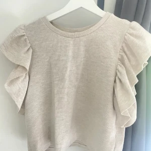 Volangtopp - Jättefin från zara.  Mötas i Sthlm eller posta ❤️❤️