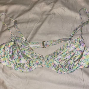 Bikini  - Nu säljer jag min bikini från hm jag köpte för någon månad sen för den inte kommer till någon användning, jag har enbart använt den två gånger eftersom jag inte tyckte den var något för mig, köpt för 200kr på hm säljer för 50kr