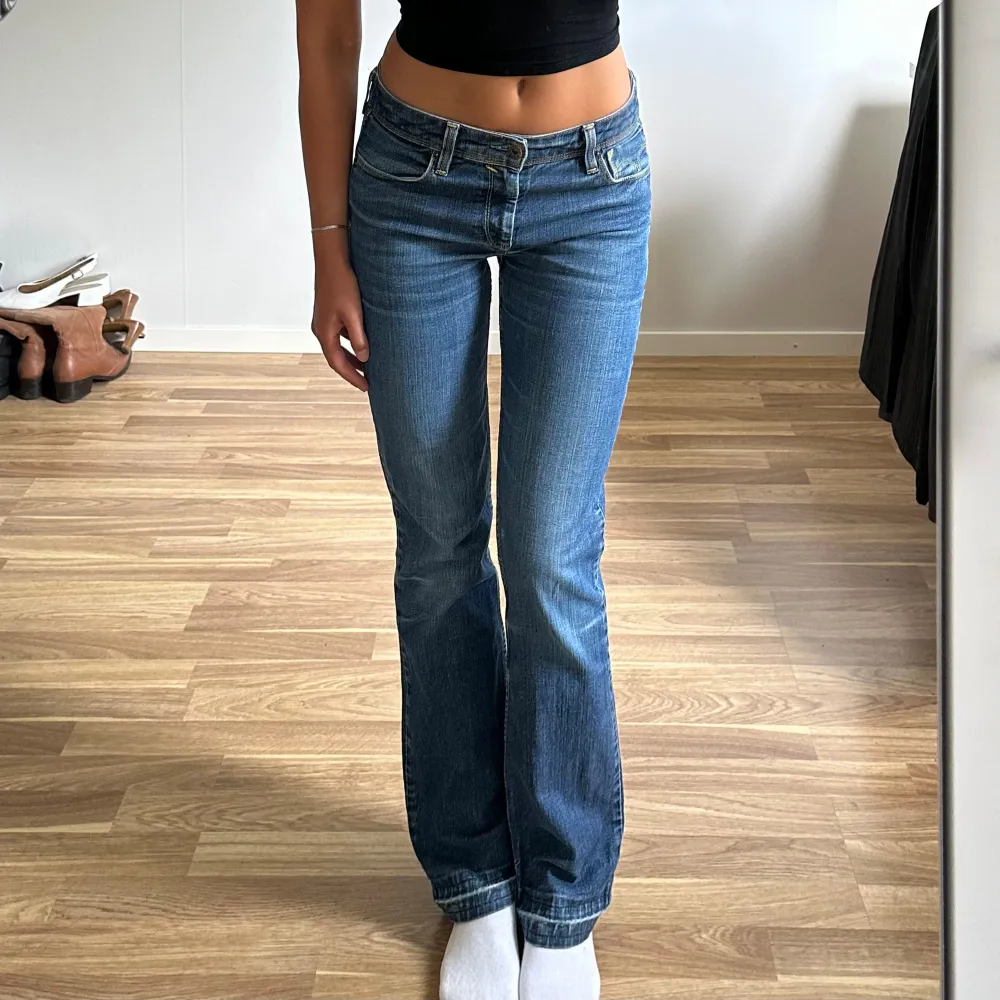 Så fina lågmidjade jeans i modellen 627 straight fit! Tidigare uppsydda men jag har sprättat upp de igen. Midja: ca 81cm runt om. Innerben: 78cm. Jag är ca 169cm och brukar ha storlek 38 för referens. Skriv vid fler funderingar! Använd gärna köp nu🤩. Jeans & Byxor.