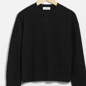 Stickad tröja  - Svart stickad tröja från and other stories. Köpt här på Plick men har själv inte använt den då den inte passar så bra. Den är i bra skick, inga defekter 