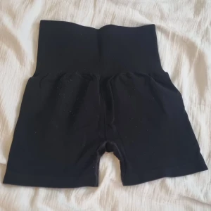 Svarta högmidjade shorts  - Jag säljer 2 st likadana shorts. De är svarta och perfekt för att passa under kjolar, klänningar eller för träning. Strl. S. 