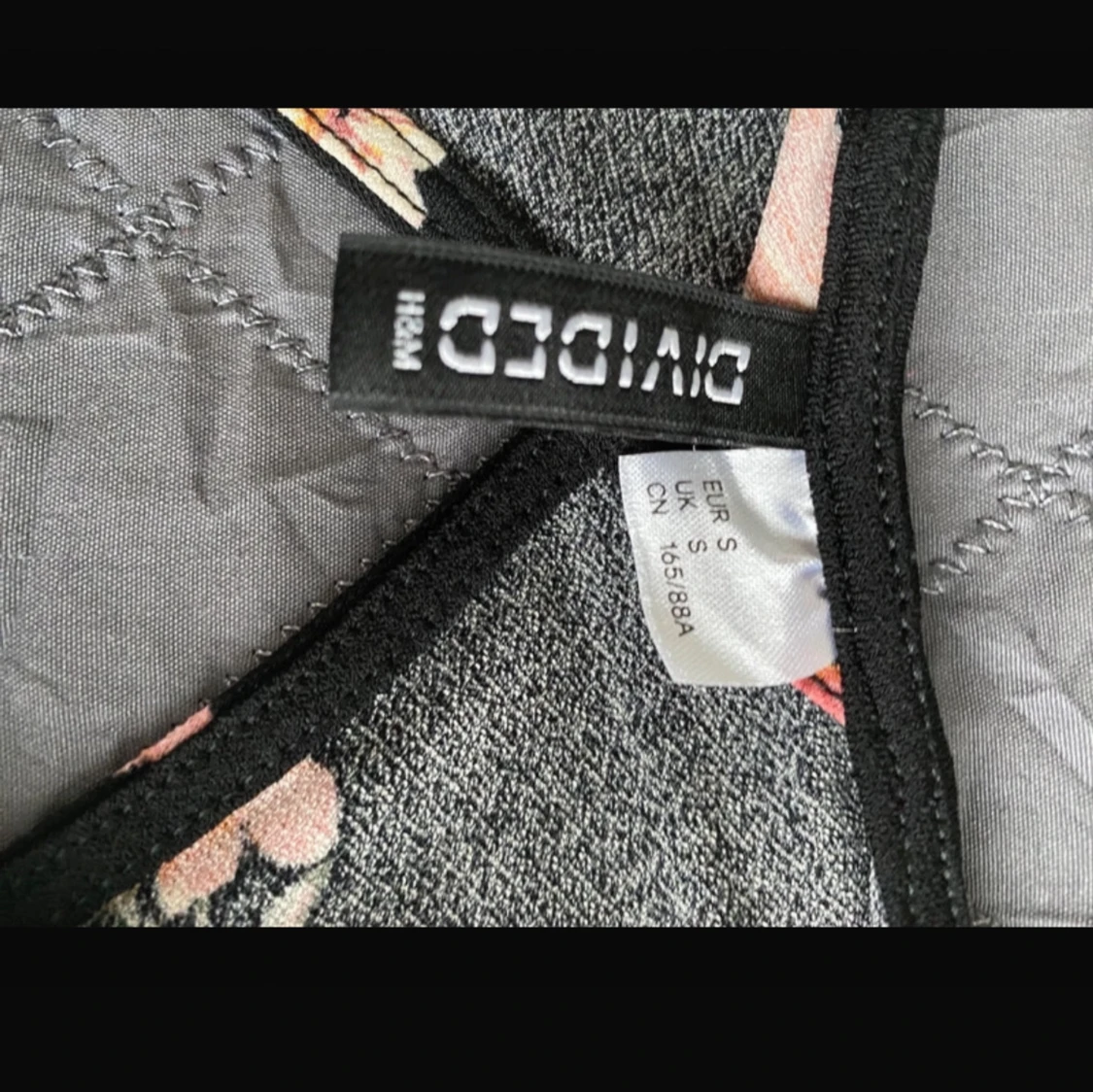 Svart blommig omlottopp från Divided - 91