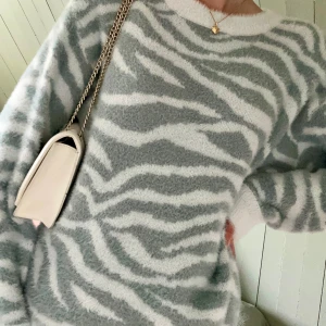 Fluffig tröja - En mysig, fluffig tröja med zebra mönster! Har ej fått mycket användning för denna. Jättebra skick. Är från Lindex barnavdelning i storlek 158/164 (12-14 år), men jag skulle säga att den passar allt från storlek XXS-M.  Orginalpris: 299 kr 🤍