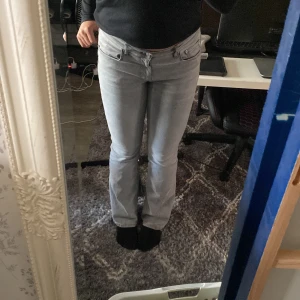 Gråa jeans - Nästan aldrig använda. Ett märke på jeansen(bild två) men syns knappt. Säljer för de är för stora  !!! Priset går att förhandla!!!!!
