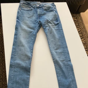 Jeans - Bra skick och använda ett fåtal gånger. Dome blåa