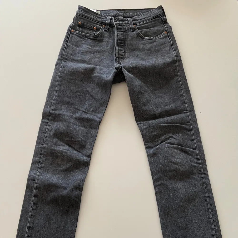 Säljer nu mina levis jeans! Byxorna är 7/10 i skicket! Hör gärna av dig vid frågor!. Jeans & Byxor.