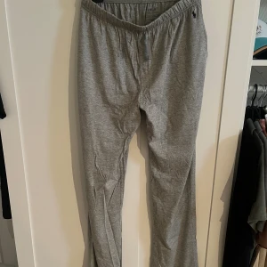 Polo Ralph Lauren  - Ett par polo ralph lauren mjukis byxor. Väldigt sköna men tunna mjukisbyxor. Inte använda mycket.