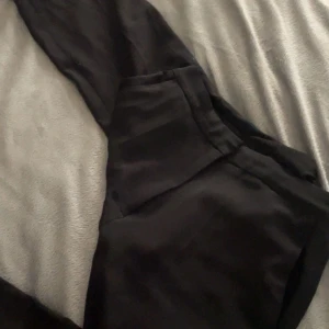 kostymbyxor  - kostymbyxor från HM men dem är tyvärr för stora så kommer aldrig till användning, betalning sker genom vanlig swich och självklart postbevis 