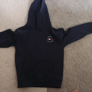 Tommy Hilfiger hoodie  - Bra skick använd 10 gånger skriv till mig för prisförslag. 