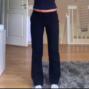 Kostym byxor - Bra skick, lite noppriga. Jag är 167, och innerbens längden är ca 78cm 