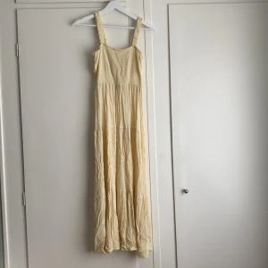 Långklänning - Super snygg gul långklänning, perfekt för att både klä upp och ned. Den är inte lika skynket som den ser ut på bild. Väldigt smickrande passform! Xs-M