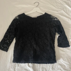 Svart spets blus - Blusen är aldrig använd och väldigt bra skick💕💕